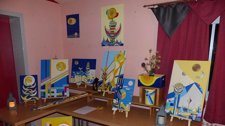 Gezeigte farbenfrohe Werke von Gertrud Megerle.                               Foto: Klaus-Peter Wulf