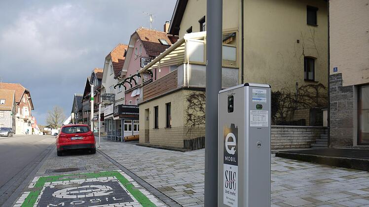 Die ersten E-Ladeplätze im Landkreis Kronach entstanden 2016 in der Ortsmitte von Mitwitz.Foto: Rebecca Vogt