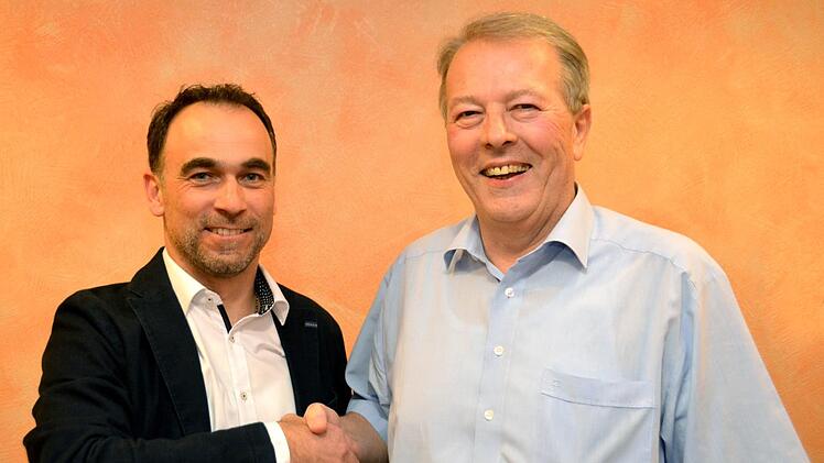 Vereinsvorsitzender Holger Schmitt (links) überreichte namens des BLSV die Verdienstnadel in Gold mit Brillanten an den Tischtennisabteilungsleiter Joachim Konrad "für langjährige Verdienste im Sport". Konrad ist seit 1968 aktiver Tischtennisspieler und seit 42 Jahren TT-Abteilungsleiter. Foto: Peter Rauch