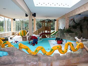 Bei den Wartungsarbeiten im Hallenbad Neustadt wird unter anderem das Kinderbecken neu foliert. "Folie hat nicht die gleiche Lebensdauer wie Fliesen", erkl&auml;rt Konrad S&uuml;nkel, Stadtwerke Neustadt, "deshalb muss sie alle f&uuml;nf bis sechs Jahre erneuert werden".Marieke Fiala