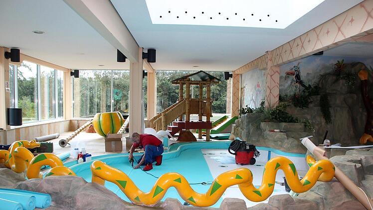 Bei den Wartungsarbeiten im Hallenbad Neustadt wird unter anderem das Kinderbecken neu foliert. "Folie hat nicht die gleiche Lebensdauer wie Fliesen", erkl&auml;rt Konrad S&uuml;nkel, Stadtwerke Neustadt, "deshalb muss sie alle f&uuml;nf bis sechs Jahre erneuert werden".Marieke Fiala