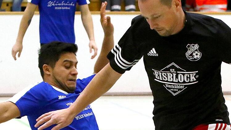 Der Kirchleuser Spielertrainer Sebastian Lerner zieht an seinem Melkendorfer Gegenspieler vorbei. Foto: Monika Limmer