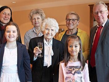 Die Jubilarin Margit Tatransky mit zwei Urenkeln sowie mit (hinten v. l.) Alexandra Dauer, Tochter Brigitte, Rosi Kraus und Helmut Taut  Foto: Paul Pöhlmann