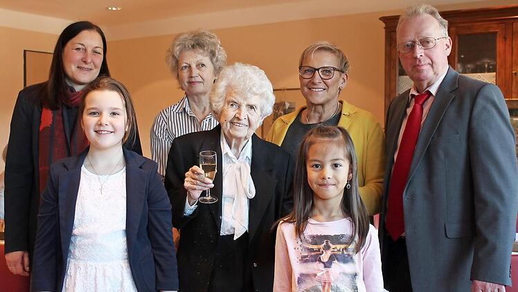 Die Jubilarin Margit Tatransky mit zwei Urenkeln sowie mit (hinten v. l.) Alexandra Dauer, Tochter Brigitte, Rosi Kraus und Helmut Taut  Foto: Paul Pöhlmann