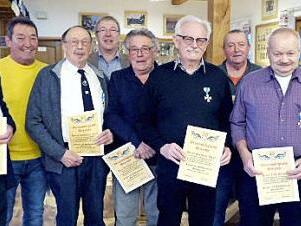 Bei den Ehrungen (von links): Herbert Hauffen, Helmut Haninger, Fritz Röschlein, Bürgermeister Klaus Schumann, Klaus Horbaschek, Fritz Strattner, Georg Schmitt, Gerhard Zink und Hans Strattner Foto: R. Sänger