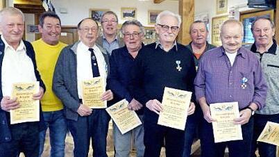 Bei den Ehrungen (von links): Herbert Hauffen, Helmut Haninger, Fritz Röschlein, Bürgermeister Klaus Schumann, Klaus Horbaschek, Fritz Strattner, Georg Schmitt, Gerhard Zink und Hans Strattner Foto: R. Sänger