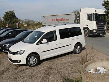 Der Pendlerparkplatz an der A 3 zwischen Gremsdorf und Adelsdorf teilt sich die Zufahrt mit Lkws einer Firma, die dort Sand abbaut. Foto: Christian Bauriedel