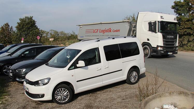 Der Pendlerparkplatz an der A 3 zwischen Gremsdorf und Adelsdorf teilt sich die Zufahrt mit Lkws einer Firma, die dort Sand abbaut. Foto: Christian Bauriedel