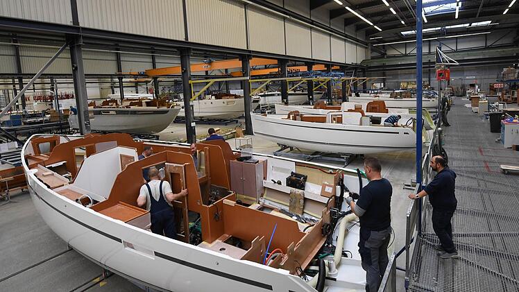 Ehe das Deck mit dem Rumpf "verheiratet" wird, erfolgt die komplette M&ouml;blierung des Innenbereichs. Millimeterarbeit ist gefragt, alles muss nahtlos passen.