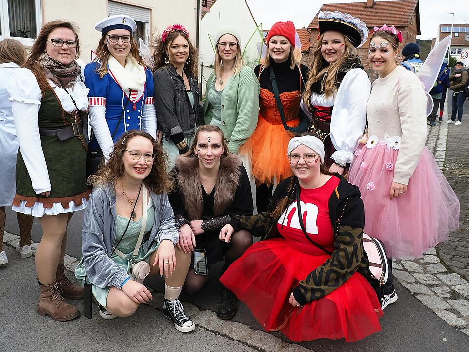 Mit vielen Fuß- und Musikgruppen