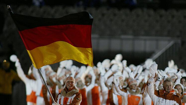 Bei der Eröffnungsfeier der olympischen Spiele 2002 ist Hilde Gerg Fahnenträgerin.