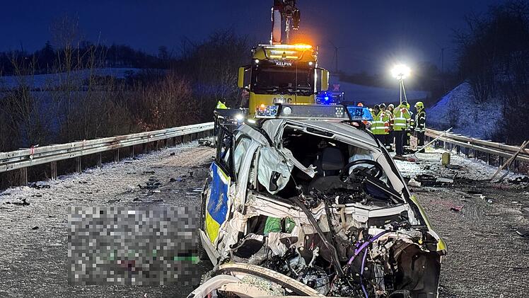Silvesternacht in Oberfranken endet in Horror-Crash: Polizeiauto zerfetzt - Beamter (25) stirbt im Dienst
