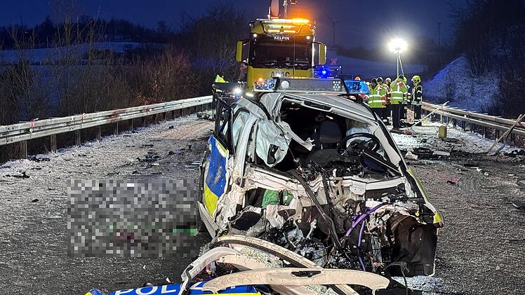 Silvesternacht in Oberfranken endet in Horror-Crash: Polizeiauto zerfetzt - Beamter (25) stirbt im Dienst