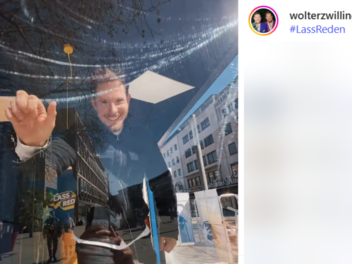 N&uuml;rnberg: Mysteri&ouml;ser Glaskasten mit Promis - was steckt hinter Aktion?