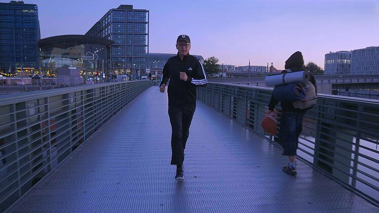Sport als Ausgleich: CDU-Generalsekret&auml;r Carsten Linnemann joggt in der Abendd&auml;mmerung &uuml;ber eine bekannte Berliner Br&uuml;cke zwischen Hauptbahnhof und Regierungsviertel.