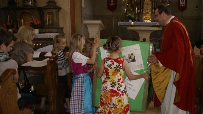 Mit Pfarrer Thomas Klemm gelang es den Kindern, den symbolischen Klotz im Leben beiseite zu räumen. Ein eindrucksvoller Familiengottesdienst eröffnete den Caritassonntag des Kindergartens Oberschleichach. Foto: sw