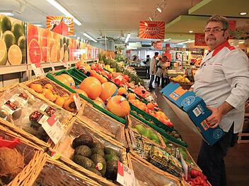 "Wie sich die Preissenkung auswirkt, kann ich noch nicht sagen. Das weiß ich erst bei der nächsten Inventur", sagt der Ebermannstadter Marktleiter Johannes Mayer. Foto: Josef Hofbauer