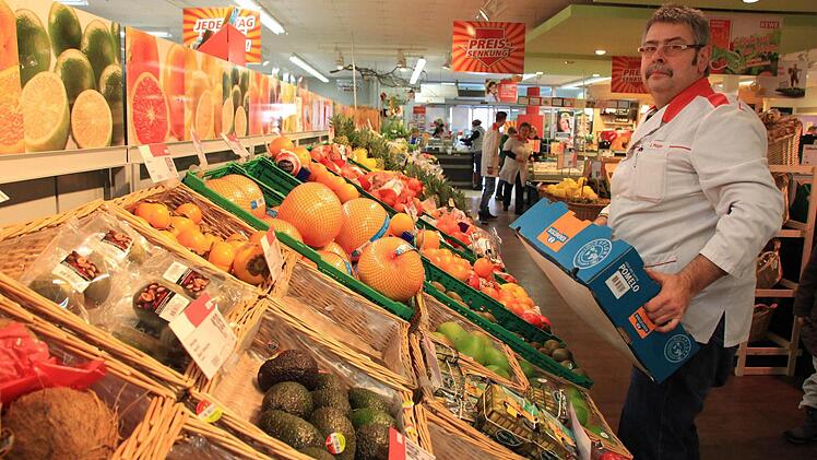 "Wie sich die Preissenkung auswirkt, kann ich noch nicht sagen. Das weiß ich erst bei der nächsten Inventur", sagt der Ebermannstadter Marktleiter Johannes Mayer. Foto: Josef Hofbauer