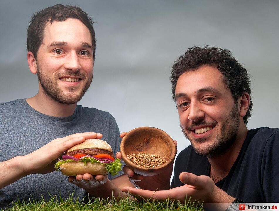 Max Krämer (l) und Baris Özel stellen am 30.01.2016 in einem Fotostudio in Bremen ihren "Insekten-Burger" vor. Das Burgerfleisch besteht zu rund fünfzig Prozent aus Buffalo-Würmern (Getreideschimmelkäferlarven). Foto: Ingo Wagner/dpa
