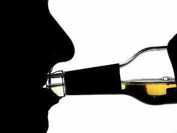 Der Angeklagte hatte reichlich Alkohol konsumiert, bevor er seine Lebensgefährtin vermöbelte. Ein Gutachten soll jetzt Aufschluss über seine Schuldfähigkeit geben, Symbolfoto: Arno Burgi/dpa
