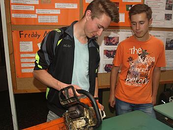 Den Mittelschulstandort hat die Gemeinde Oerlenbach mit unterschiedlichen Maßnahmen gefestigt. Unser Archivbild zeigt Bastian Herterich (links) und seinen Mitschüler Christoph Ludwig bei der Präsentation einer Praktikumsaufgabe.  Foto: Archiv/Stefan Geiger