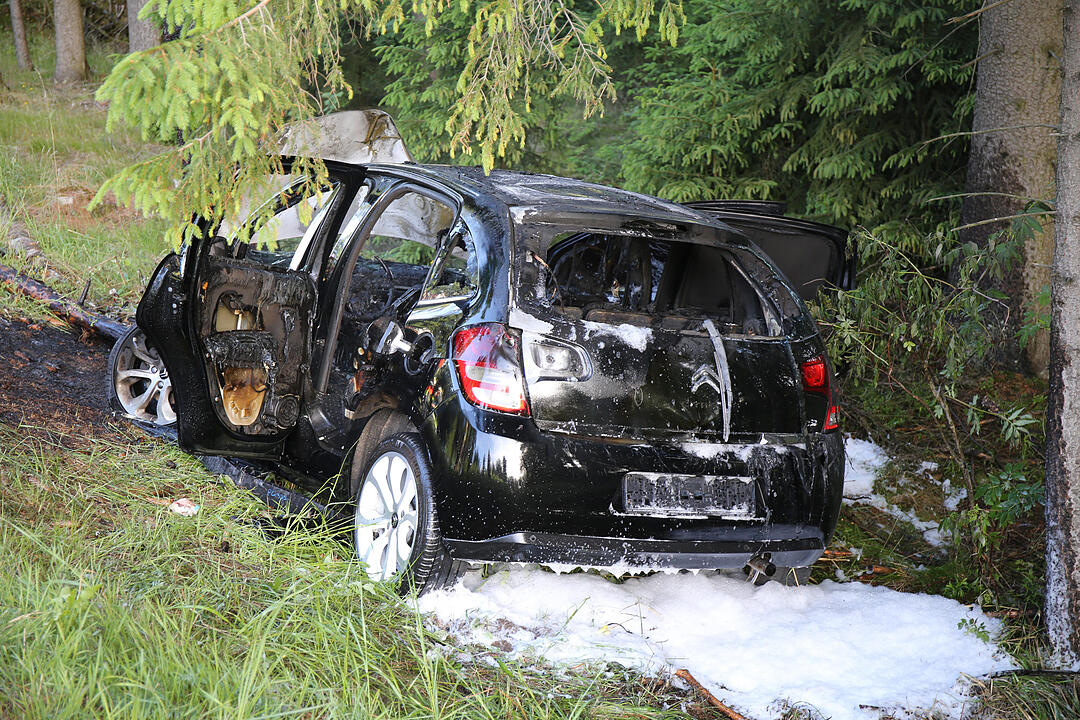 Helmbrechts: Auto gegen Baum gekracht und in Flammen aufgegangen