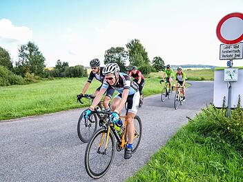 Die Elite unterstützt sich: Jens Schuhmann (vorne) und Gesamt-Sieger Andy Eyring führen die Spitzengruppe an.  Foto: Ronny Michallik/Michallik Photograph