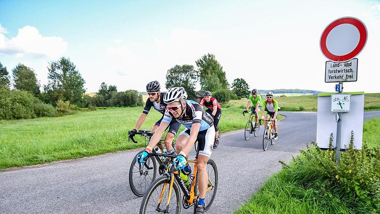 Die Elite unterstützt sich: Jens Schuhmann (vorne) und Gesamt-Sieger Andy Eyring führen die Spitzengruppe an.  Foto: Ronny Michallik/Michallik Photograph