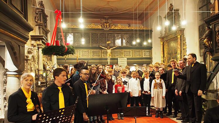 Finale mit dem Chor der Berufsfachschule und allen Akteuren des Adventskonzerts. Foto: Nicole Julien-Mann