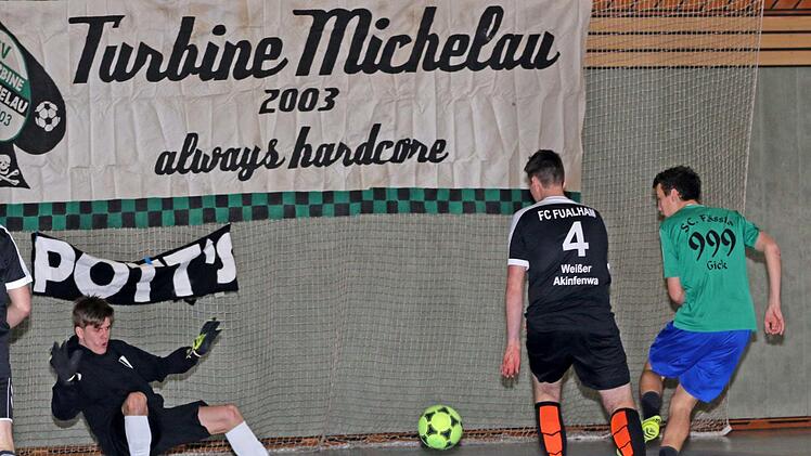 Alles für den guten Zweck: Auf packenden Hallenfußball dürfen sich die Zuschauer beim Turbine Hallencup am Samstag freuen.  Foto: Klaus Gagel