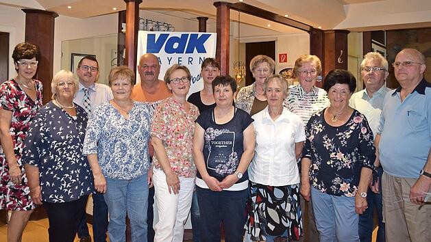 VdK-Kreisvorsitzende Susann Biedefeld, Jutta Fischer, VdK-Kreisgeschäftsführer Thomas Steinlein, Gisela Schmidt, 2. Vorsitzender Mario Knauer, Vorsitzende Nicole Angermüller, Susanne Bohl, Iris Samel,Renate Schmidt, Jana Müller, Elfriede Engel, Lisbeth Köhn, Sonnefelds 3.Bürgermeister Claus Höcherich und Lothar Gäbel Foto: ake