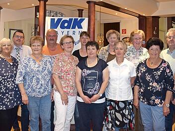 VdK-Kreisvorsitzende Susann Biedefeld, Jutta Fischer, VdK-Kreisgesch&auml;ftsf&uuml;hrer Thomas Steinlein, Gisela Schmidt, 2. Vorsitzender Mario Knauer, Vorsitzende Nicole Angerm&uuml;ller, Susanne Bohl, Iris Samel,Renate Schmidt, Jana M&uuml;ller, Elfriede Engel, Lisbeth K&ouml;hn, Sonnefelds 3.B&uuml;rgermeister Claus H&ouml;cherich und Lothar G&auml;bel Foto: ake