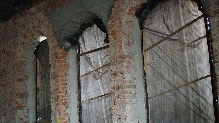 Teilweise sind die Fenster im alten VHS-Gebäude schon eingebaut, teilweise noch nicht. Foto: Marco Meißner