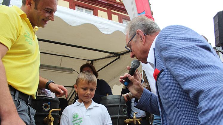 Gut, dass Onkel Andreas Hellmuth (l.) dabei ist. Der kleine Franz Zellmann, der zur Festeröffnung auch ein Fass anstechen sollte, fühlte sich in diesem Moment, als er von Moderator Walter Mackert ins Gespräch gezogen wurde, noch nicht ganz wohl.
