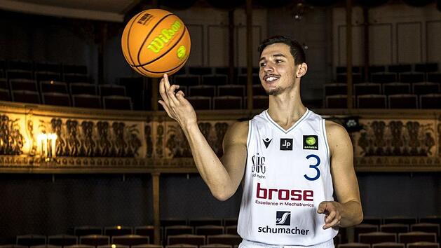 Passend zu Moritz Pleschers Vorbildern "King" LeBron James und "Prince of Bel-Air" Will Smith lautet das Motto des BBC Coburg "Basketball royal". Das Shooting fand im Coburger Landestheater statt.  Foto: Martin Vogel