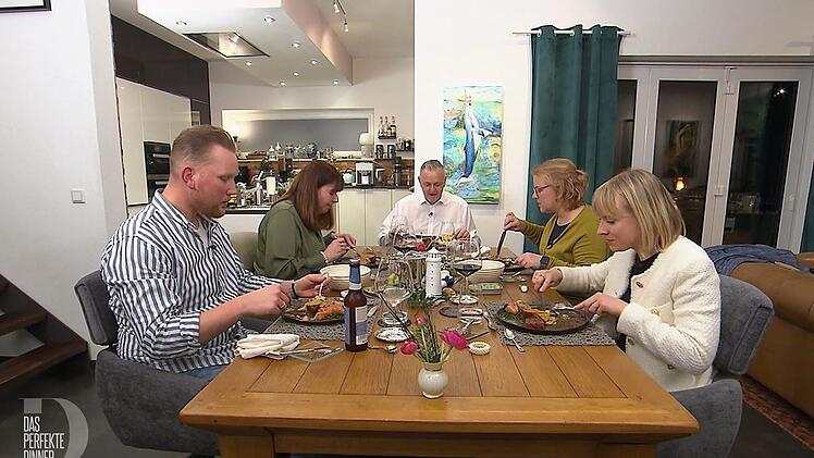 Zum Finale in Oldenburg trifft sich die Gourmet-Runde bei Tom (60).