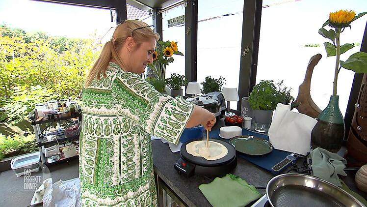 Auf die Crêpes hat Barbara so gar keine Lust, denn mit dem Crêpes-Maker kommt sie nicht zurecht.