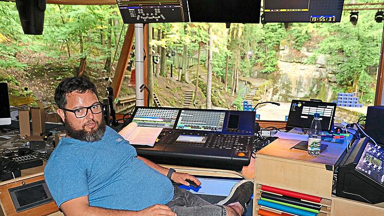 Kai Fischer beherrscht vom Technikraum oberhalb der Zuschauerr&auml;nge aus die gesamte Beleuchtung. Eine Viertelmillion Euro ist in der Trebgaster Naturb&uuml;hne in j&uuml;ngster Zeit daf&uuml;r investiert worden.Klaus Klaschka