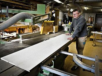 Der Bamberger Schreinermeister Werner Herdegen bei der Arbeit: Nach wie vor ist das Ausbaugewerbe ein Zugpferd der Handwerkskonjunktur.  Foto: Ronald Rinklef