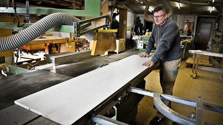 Der Bamberger Schreinermeister Werner Herdegen bei der Arbeit: Nach wie vor ist das Ausbaugewerbe ein Zugpferd der Handwerkskonjunktur.  Foto: Ronald Rinklef