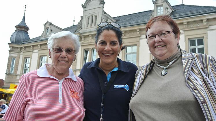 Bild mit Erinnerungswert: Elfriede Zeis (links) und ihre Tochter Anita Krause mit Moderatorin Irina Hanft vor dem Eltmanner Rathaus.