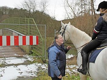 Endstation. Der Steg ist für Reitlehrerin Britta Heidorn, Sophia und ihr Pferd und alle anderen Reiter und Fußgänger gesperrt. Foto: Thomas Mäuser