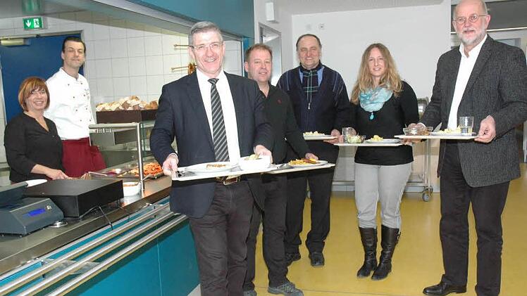 Auch die Vertreter des Coburger Landkreises, der Schule und der Architekturbüros ließen sich in der COstbar II gerne verwöhnen. Martina Fischer und Dieter Jauch bewirteten Landrat Michael Busch, Bauleiter Matthias Hanstein, Realschuldirektor Klaus Reisenweber, Projektleiterin Andrea Aust und Architekt Christoph Gatz (von links). Foto: Edwin Meißinger