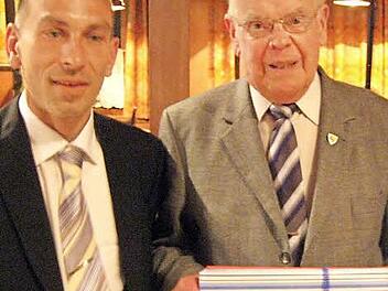 Vorsitzender Stefan Huttner ehrt Ehrenvorsitzenden und Gründungsmitglied Andreas Faust (rechts). Er ist seit 65 Jahren dabei. Foto: Grams