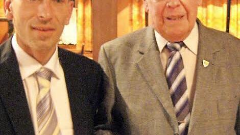 Vorsitzender Stefan Huttner ehrt Ehrenvorsitzenden und Gründungsmitglied Andreas Faust (rechts). Er ist seit 65 Jahren dabei. Foto: Grams