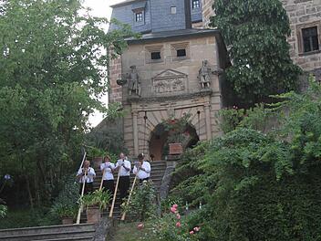 Vor der Kulisse des Wernsteiner Schlosses spielten die Alphornbläser auf. Fotos: Sonja Adam