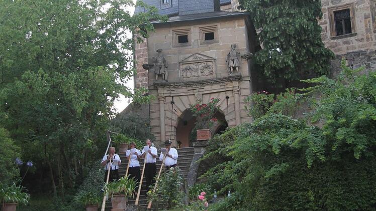 Vor der Kulisse des Wernsteiner Schlosses spielten die Alphornbläser auf. Fotos: Sonja Adam