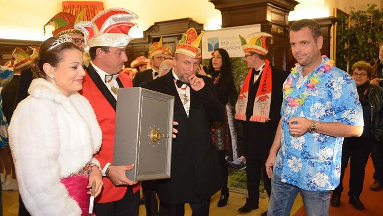 Den Schlüssel zum Rathaus und die Stadtkasse mussten die Bürgermeister Thomas Leiner und Toni Schick beim Rathaussturm an die Narren übergeben.  Foto: Peter Rauch