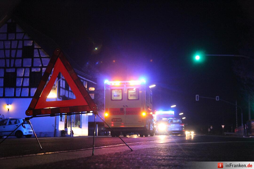 Auto erfasst zwei Fußgänger in Igensdorf