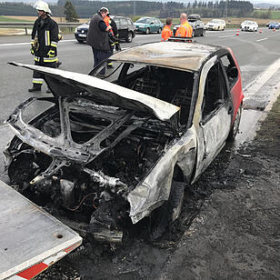 Autofahrer kracht in Leitplanke und fŠngt Feuer - Fahrer kann sich leicht verletzt retten